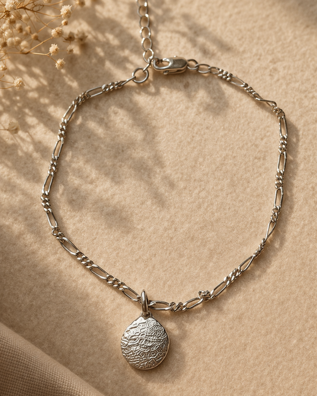 Armband met bedeltje